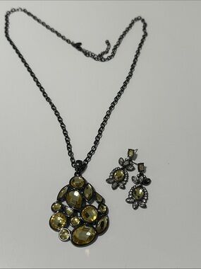 🍐 Lia Sophia Pendant Necklace & Earring Set